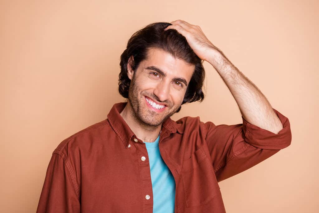 mesotherapie-du-cuir-chevelu-en-clinique-esthetique-confidence-processus-d-injection-de-mesotherapie-visant-a-ameliorer-la-croissance-des-cheveux