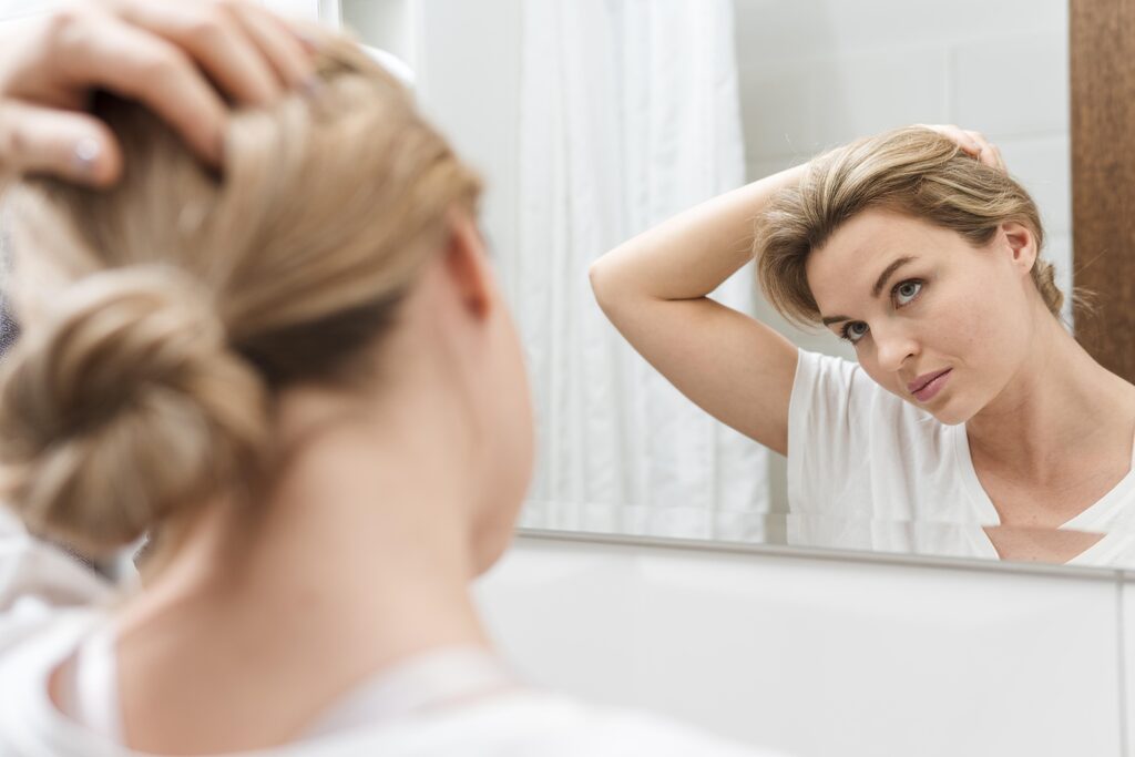 mesotherapie-du-cuir-chevelu-en-clinique-esthetique-confidence-processus-d-injection-de-mesotherapie-visant-a-ameliorer-la-croissance-des-cheveux