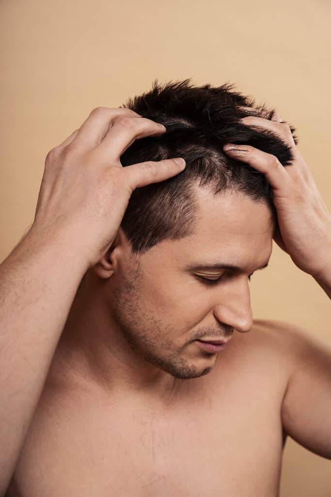 mesotherapie-du-cuir-chevelu-en-clinique-esthetique-confidence-processus-d-injection-de-mesotherapie-visant-a-ameliorer-la-croissance-des-cheveux