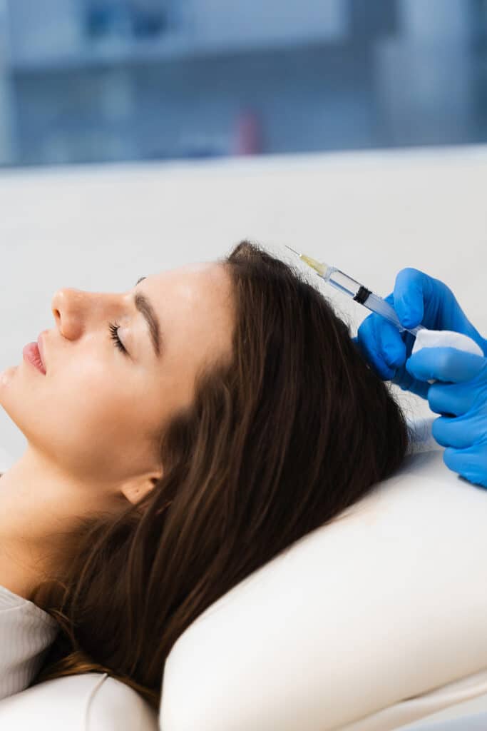 mesotherapie-du-cuir-chevelu-en-clinique-esthetique-confidence-processus-d-injection-de-mesotherapie-visant-a-ameliorer-la-croissance-des-cheveux